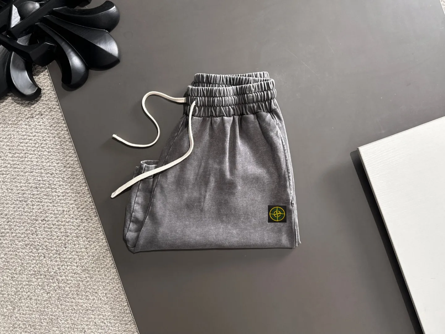 🅿️330 shipped next day. High-quality Stone Island/Stone Island 2025 spring and summer new elastic band casual solid color loose shorts. The hem of the trousers is stitched with two stitches. The stitching is fine and firm. The fabrics customized by the counter are highly breathable and comfortable. The details are impeccable. The design concept of brand elements reflects high quality. It feels delicate and soft! It presents a casual cut and the upper body shape is great! Size: S-XXL